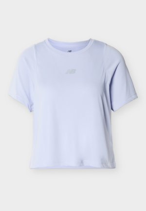 Svetlo vijolična športna majica s kratkimi rokavi, okroglim ovratnikom in majhnim odsevnim logotipom New Balance na prsih.