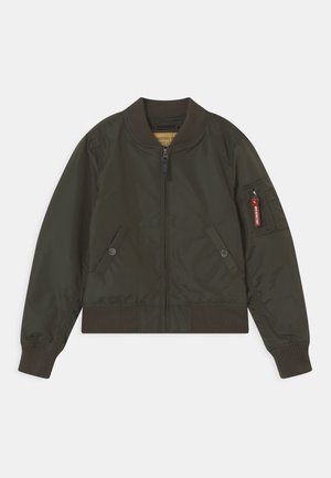 Chaqueta bomber verde oscuro con cremallera frontal, dos bolsillos con botón de presión, puños y dobladillo acanalados, y bolsillo con cremallera en la manga izquierda con etiqueta roja.