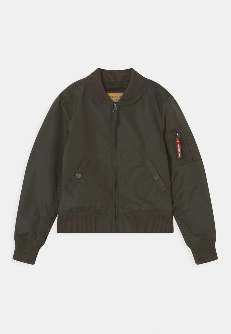 Veste bomber vert foncé avec fermeture éclair à l'avant, deux poches à rabat avec bouton-pression, poignets et ourlet côtelés, et poche zippée sur la manche gauche avec étiquette rouge.