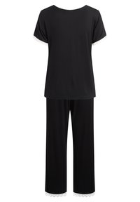 Ensemble de nuit noir composé d'un haut à manches courtes avec un col rond et un bord en dentelle aux manches, assorti à un pantalon large avec des accents en dentelle.