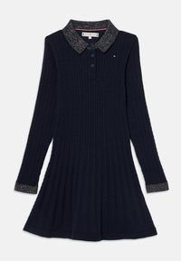 Rochie tricotată de culoare bleumarin, cu mâneci lungi, textură ribbed, guler și manșete strălucitoare. Placket cu trei nasturi la gât. Fustă evazată.