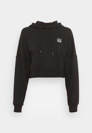 Juoda trumpa pūkuota hoodie, pagaminta iš minkštos medžiagos, turinti suvaržomą kapucę ir išsiuvinėtą baltą logotipą kairėje krūtinės pusėje.