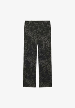 Pantalones con estampado de leopardo en verde oscuro y negro, con un corte relajado y diseño de pierna ancha, hechos de una tela suave y texturizada.