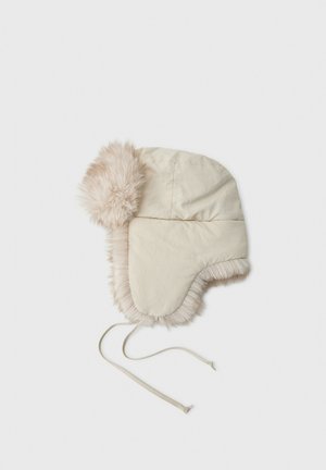 Chapeau de trappeur d'hiver beige clair avec doublure en fausse fourrure et cache-oreilles, avec cordons à nouer sur fond blanc.