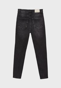 Zwarte denim jeans met een slim fit, voorzien van twee achterzakken, een tailleband en gestikte details. De textuur is glad met een lichte vervaging.
