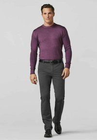 Paarse longsleeve trui, aangesloten ontwerp, gecombineerd met grijze broek. Zwarte riem en schoenen, gladde textuur, slanke uitstraling.