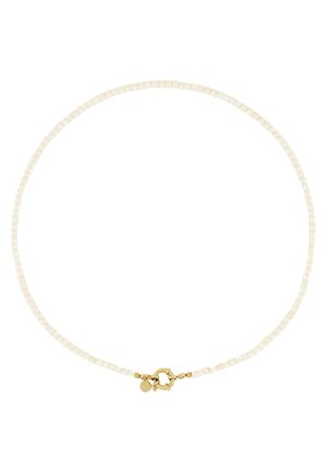 Delikatny naszyjnik z małymi białymi koralikami i złotym zapięciem w kształcie kwiatu z małym, okrągłym złotym wisiorkiem.