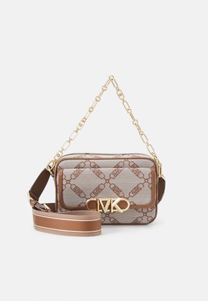 Brun og beige mønstret crossbody taske med guldkæde-rem, frontlomme og guld MK-logo på frontklappen.