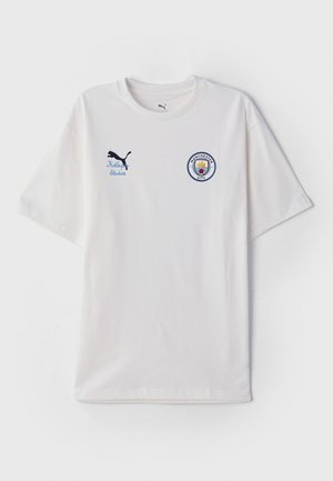 Balta medvilninė marškinėliai su trumpomis rankovėmis, apvaliu iškirpimu, mėlynu ir raudonu "Manchester City" logotipu bei mėlynu "Puma" logotipu.