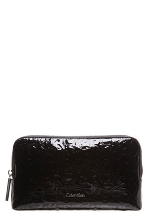 Pochette zippée Calvin Klein noire brillante avec motif logo en relief répétitif et nom de la marque argenté sur le devant.