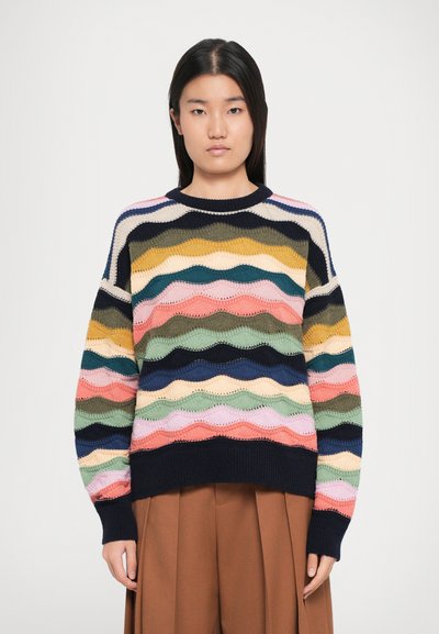Pull en tricot avec motif en vagues multicolores, incluant des nuances de marine, rose, vert et jaune ; avec des poignets et un ourlet côtelés.