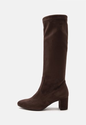Brauner kniehoher Stiefel mit Blockabsatz, abgerundeter Spitze und glatter Wildlederoptik, auf weißem Hintergrund dargestellt.