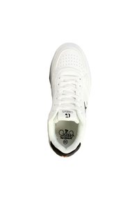 Hvide sneakers med perforerede detaljer på tåen, runde snørebånd og en sort accent ved hælen. Logo på tungen og indersålen.