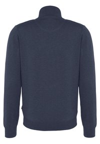 Sudadera de color azul marino con cuello alto, mangas largas y puños y dobladillo de canalé, hecha de una tela suave y texturada.