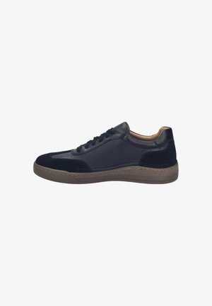 Sneakers in pelle navy con accenti in suede, punta tonda, suola piatta in gomma e design con lacci. Texture liscia con finiture opache e lucide a contrasto.