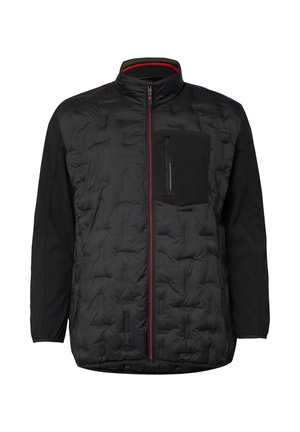Schwarze gesteppte Jacke mit rotem Frontreißverschluss, langen Ärmeln, hohem Kragen und einer Reißverschlusstasche auf der linken Brustseite.