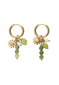 Pendientes de aro dorados con cuentas verdes, piedras verde claro, un charm de sol y un acento de perla, con una textura y diseño mixtos.
