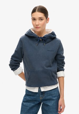 Blauwe hoodie van zacht materiaal, met een verstelbare capuchon, een voorzak, meeslepende mouwen en een logodetail op de borst.