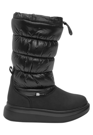 Botte d'hiver noire avec dessus matelassé, partie inférieure lisse, languette au talon et semelle arrondie avec légère plateforme.