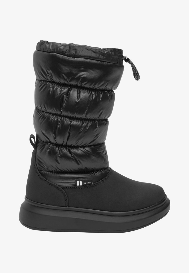 Botte d'hiver noire avec dessus matelassé, partie inférieure lisse, languette au talon et semelle arrondie avec légère plateforme.
