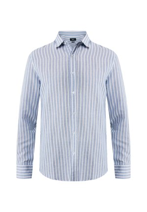 Camisa a rayas azul claro hecha de un tejido suave. Presenta mangas largas, un cierre frontal con botones y rayas verticales blancas contrastantes.