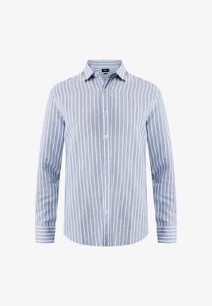 Camisa a rayas azul claro hecha de un tejido suave. Presenta mangas largas, un cierre frontal con botones y rayas verticales blancas contrastantes.