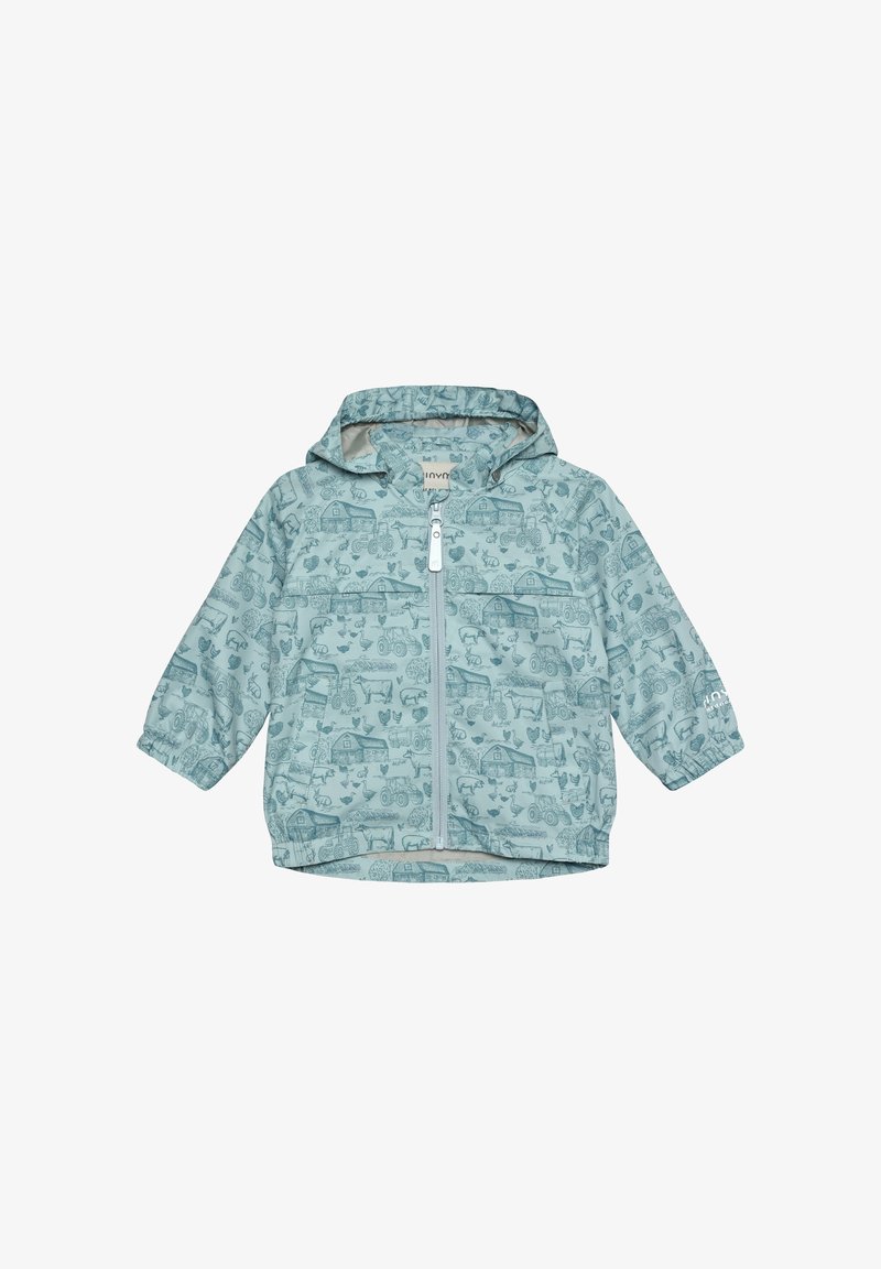 Chaqueta de lluvia para niños de color azul claro con un patrón de animales de granja y tractores. Cuenta con cierre de cremallera frontal, capucha y puños elásticos.