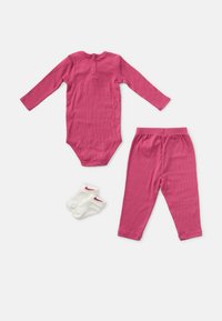 Roza dolgimi rokavi bodysuit, usklajene roza leggins hlače in bele rebraste nogavice z roza poudarki. Mehak material z teksturirano površino.
