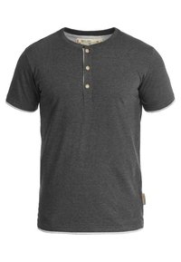 Graues kurzärmliges T-Shirt aus Baumwolle, mit einem Henley-Ausschnitt und drei Knöpfen, kontrastierendem Kragen- und Ärmelsaum und einem kleinen Logo-Tag.