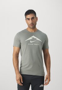 Nike Performance TEE TRAIL LOGO - Camiseta deportiva - dark stucco