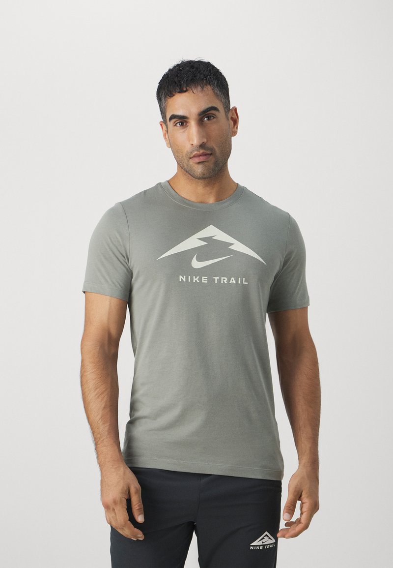 Nike Performance TEE TRAIL LOGO - Camiseta deportiva - dark stucco
