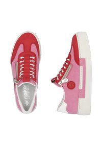 Baskets en suède rouges et roses avec une semelle en caoutchouc blanc, dotées de lacets, d'une fermeture éclair sur le côté et d'un accent logo sur le côté.