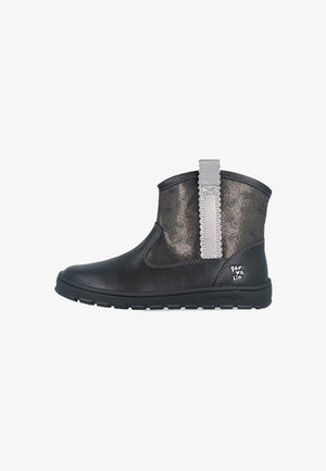 Botas negras hasta el tobillo con un brillo metálico en la parte superior, presentando una correa decorativa gris y un acento texturizado. Suela de goma para agarre.