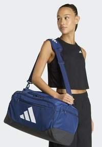 adidas Performance TRAINING DEFENDER DUFFLE SMALL - Bolsa de deporte - dark blue/white