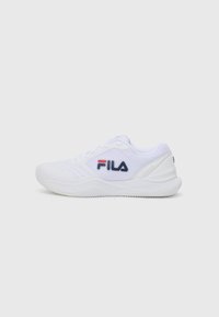 Scarpe sportive bianche con upper in rete, design testurizzato, logo navy e rosso prominente, suola in gomma con grip a motivo e collo imbottito.