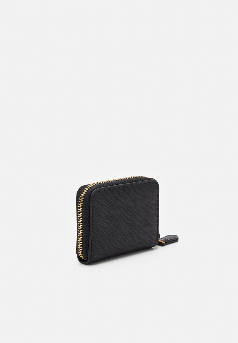 Billetera negra con cremallera hecha de material texturizado, con una cremallera dorada y una pequeña pestaña para tirar en el lateral. Forma rectangular compacta.