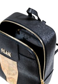 Zaino nero con texture, zip dorata, tasca anteriore con design di mappa vintage e nome del marchio "PLLASÉ" in lettere dorate.