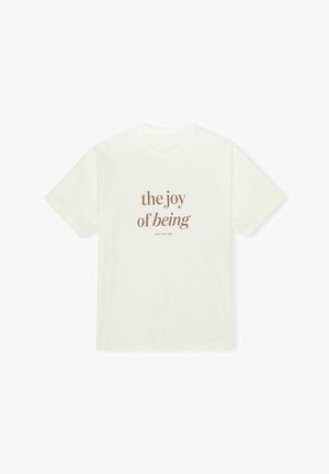 Kremo spalvos trumpas rankovėmis marškinėliai, pagaminti iš medvilnės, su užrašu "džiaugsmas būti" ruda spalva, išdėstytu centre neformalioje šriftu ant priekio.