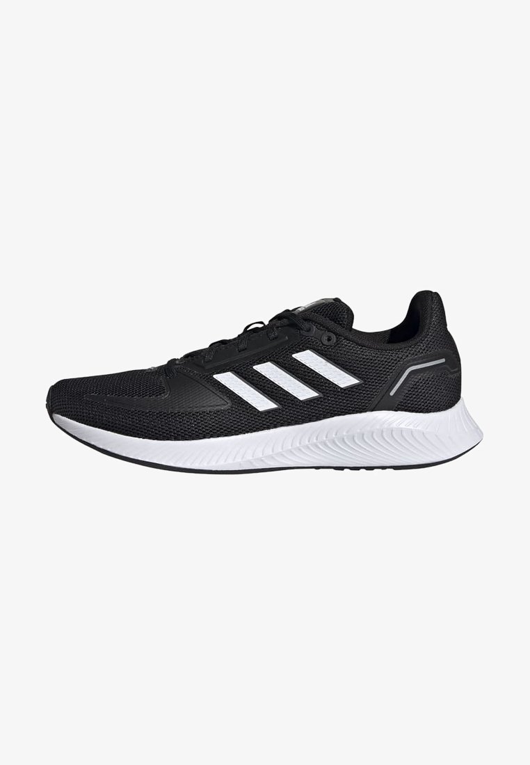 Baskets de sport noires avec semelle blanche et trois bandes blanches sur le côté, avec une tige en mesh et une fermeture à lacets.