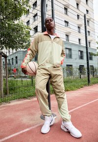 Nike Performance NBA TRACKSUIT - Træningssæt - neutral olive/olive aura/hyper crimson