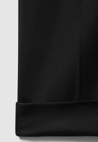 Tissu noir avec une surface lisse et texturée et un ourlet plié en bas. Présente un motif de tissage diagonal sur toute la surface.