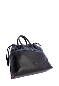 Bolso de mano de cuero negro con textura suave, parte superior con cordón y asas dobles. Presenta un sutil detalle del logotipo en la parte frontal.