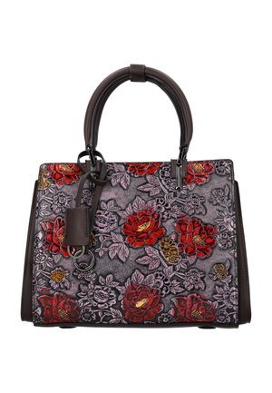 Geantă de mână cu mânere maro închis și model floral roșu în relief pe un fundal gri texturat, cu o etichetă din piele și o prindere cu inel metalic.
