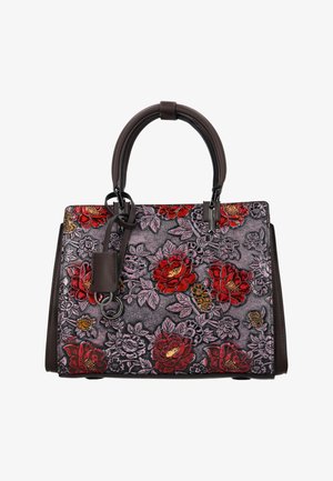 Torebka z ciemnobrązowymi uchwytami i czerwonym kwiatowym tłoczonym wzorem na teksturowanym szarym tle, z skórzaną metką i metalowym pierścieniem do mocowania.