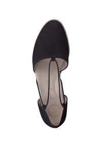 Sorte semskede slip-on sko med åpne sider, rund tå og flettet såle. Har elastiske stropper for sikker passform og polstret såle.