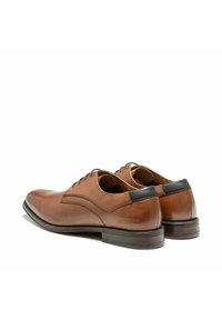 Bruine leren schoenen met een gladde textuur, ronde neus en een subtiele zijontwerp. Heeft een zwart accent bij de hak en een lage profielzool.