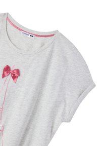 T-shirt in cotone grigio chiaro con maniche corte, caratterizzato da una decorazione a fiocco in raso rosa e un bordo in raso abbinato sul collo.