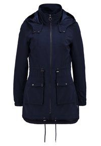 Granatowa kurtka z kapturem, z przednim zamkiem błyskawicznym, elastycznymi mankietami, regulowanym paskiem w talii oraz sznurkami do ściągania u dołu, a także dwoma kieszeniami z klapami i zatrzaskami.