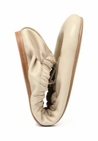 Šviesiai rudos odinės baleto bateliai su surinktomis šoninėmis dalimis, apvalia nosimi ir lanksčiu padu. Paviršius lygus, su subtiliomis raukšlėmis.