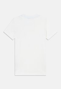 Jednofarebné biele tričko s krátkym rukávom, pohľad zozadu, položené na bielom pozadí.